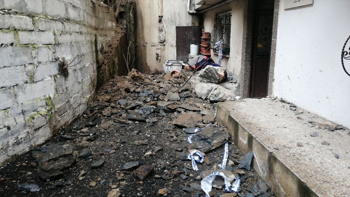 Şişli'de yağışın etkisiyle yamaçtan kopan kaya parçaları, yaklaşık 15 metre yükseklikten, bir...