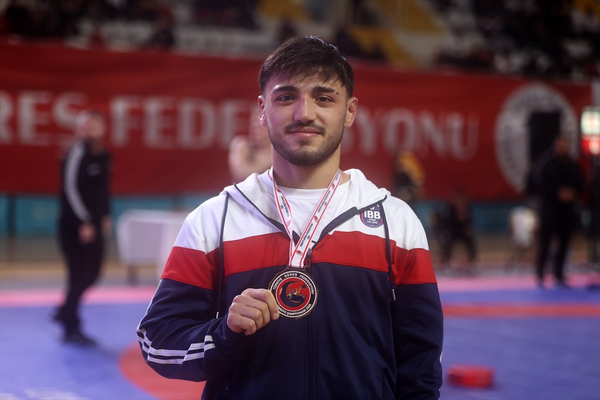 Sivas'ta düzenlenen 23 Yaş Altı Türkiye Güreş Şampiyonası'nda birincilik kürsüsüne çıkan Umut...