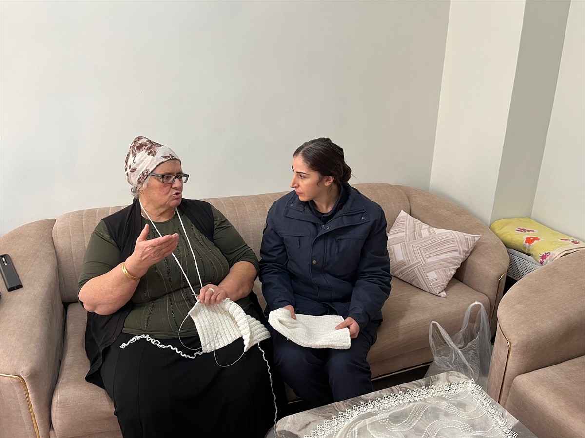 Soğuk bölgelerde görev yapan Mehmetçik için Yalovalı iki kadının ördüğü bereler, Muş'taki...