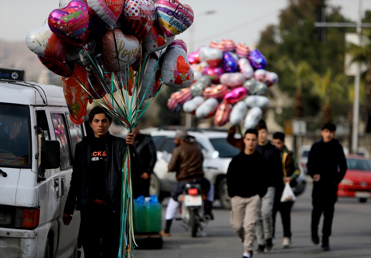 Suriye'de halk, devrik rejimin düşüşünün ardından ilk Sevgililer Günü'nü kutladı. Ülke genelinde...
