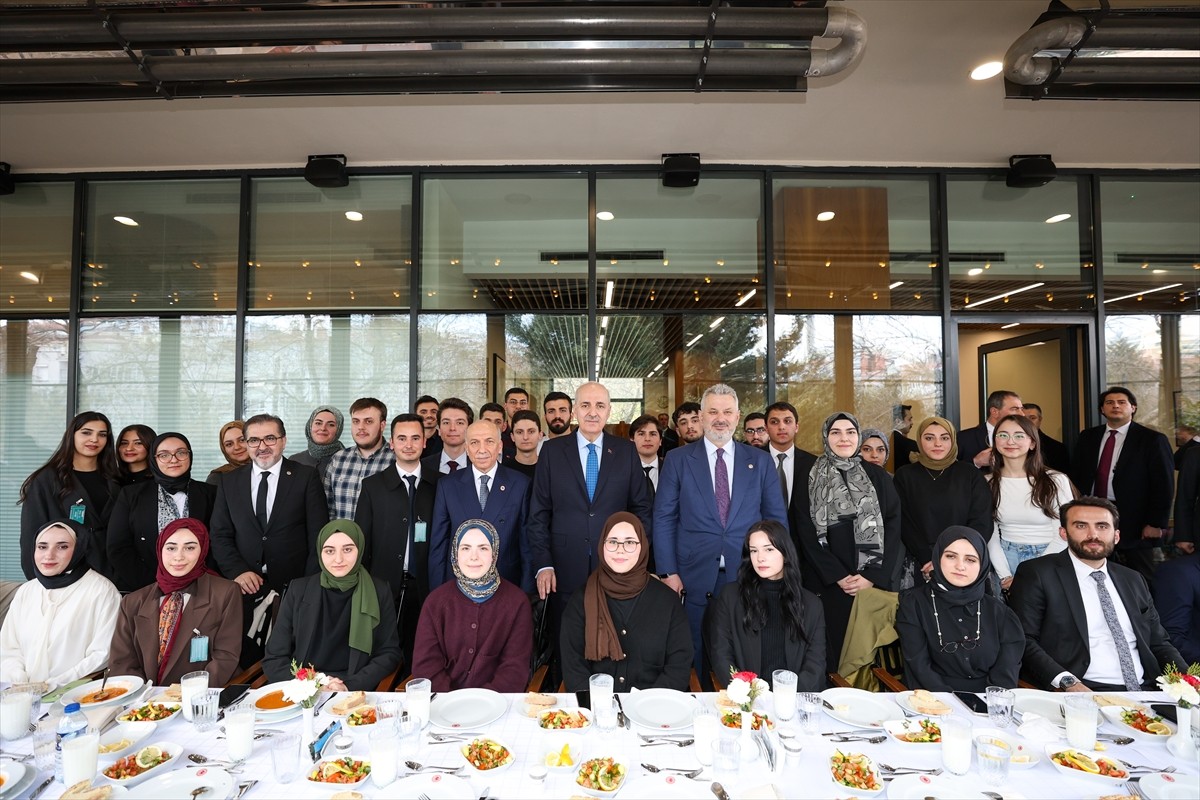 TBMM Başkanı Numan Kurtulmuş, Meclis'i ziyaret eden İstanbul 29 Mayıs Üniversitesi Hukuk Fakültesi...