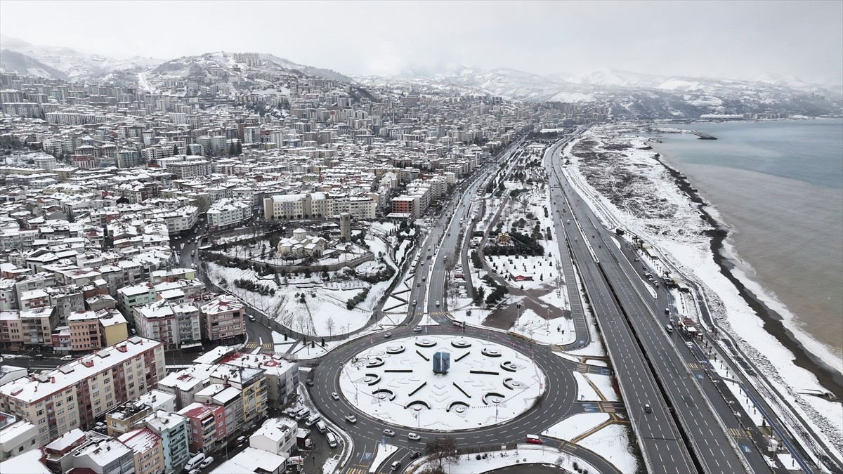 Trabzon'da aralıklarla etkisini sürdüren kar dolayısıyla şehir merkezi ve Ayasofya Camisi beyaza...