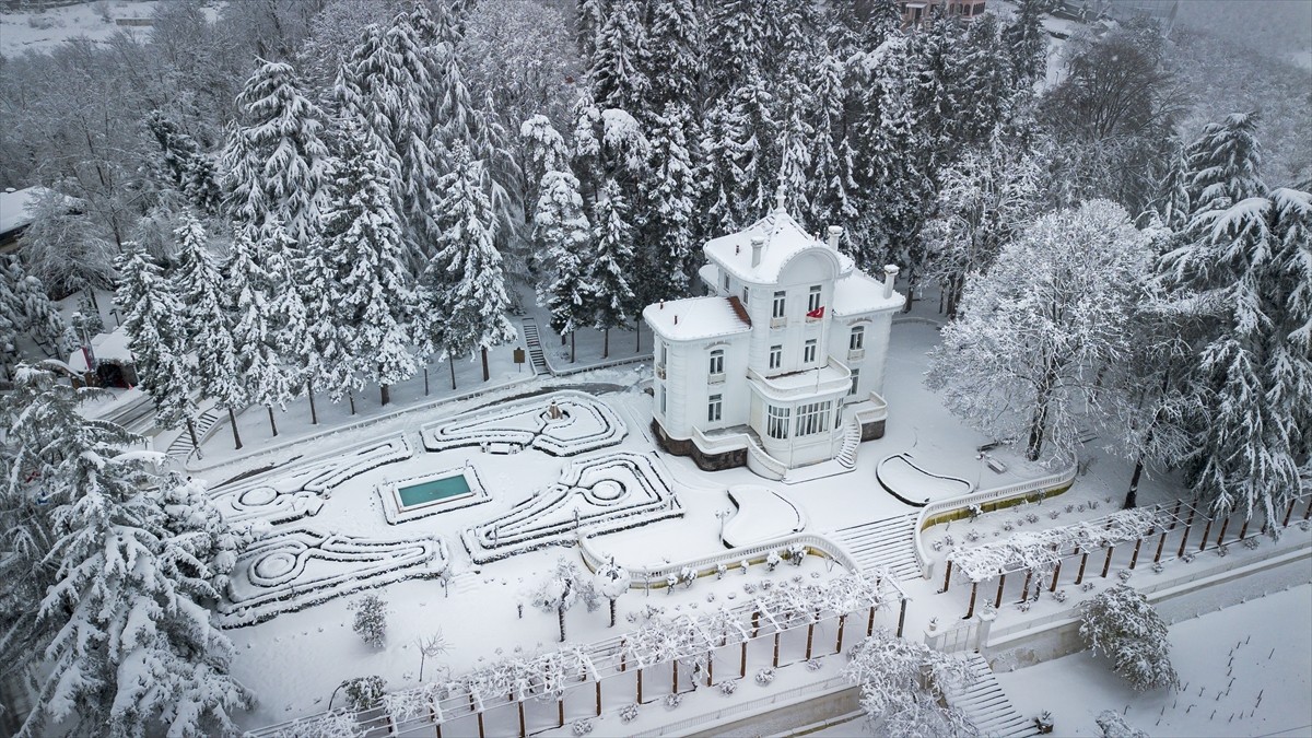 Trabzon'da kar yağışı etkili oldu. Kar yağışının ardından şehir merkezindeki Atatürk Köşkü, beyaz...