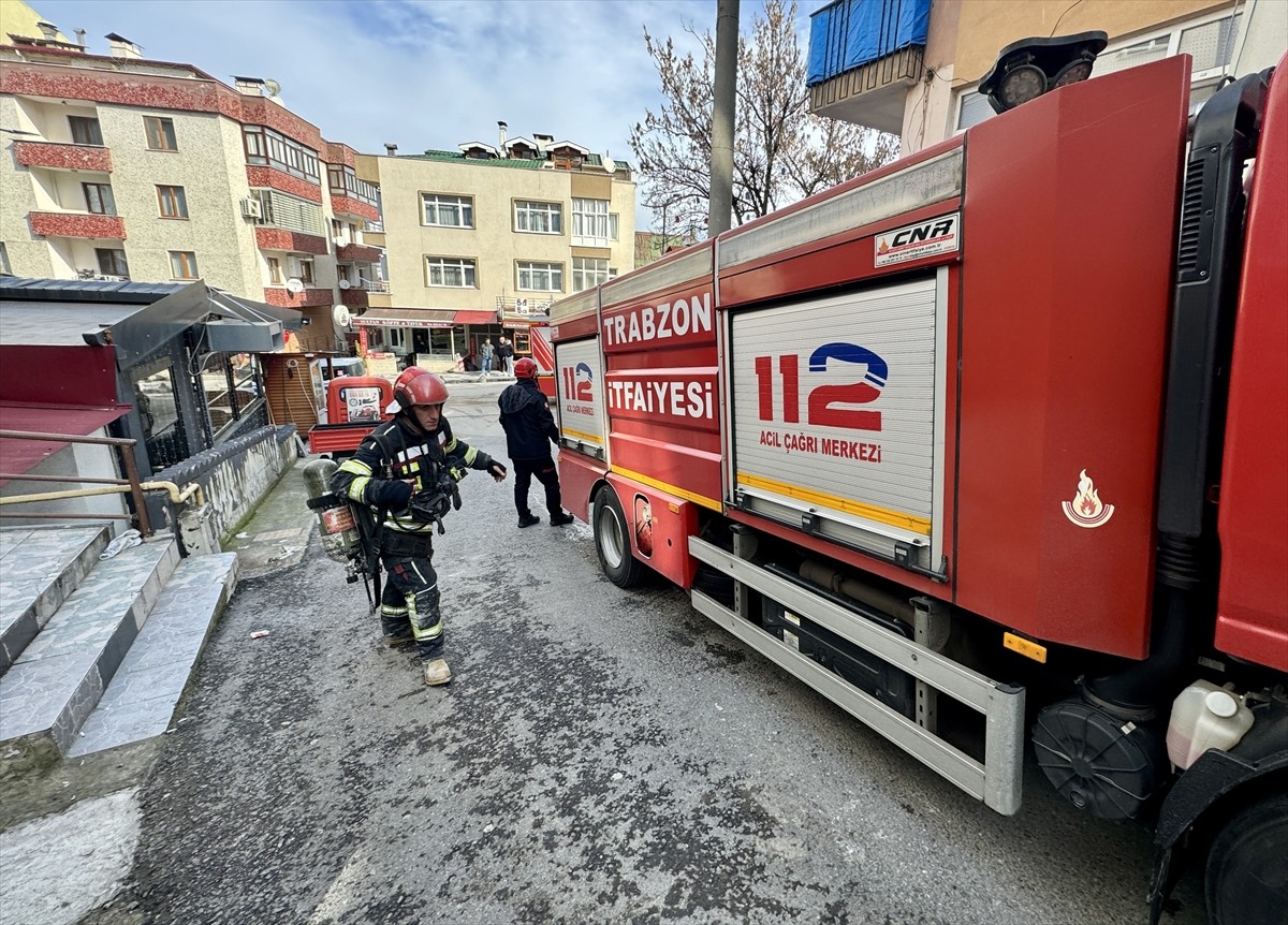 Trabzon'un Ortahisar ilçesinde evde çıkan yangında 1 kişi yaralandı. Bölgeye itfaiye, polis ve 112...