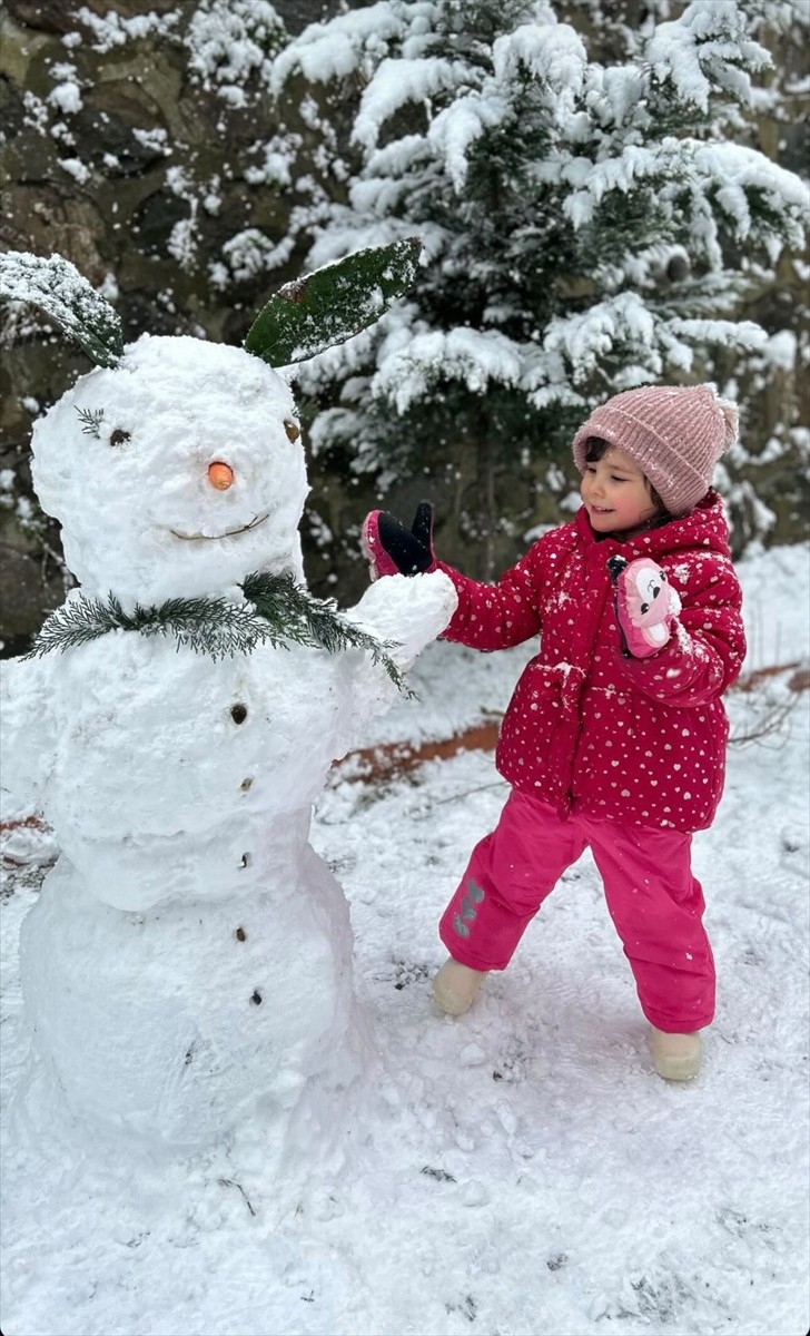 Trabzon'un Yomra ilçesinde "Kardan Adam Yarışması" yapıldı. Yomra Belediyesince düzenlenen...