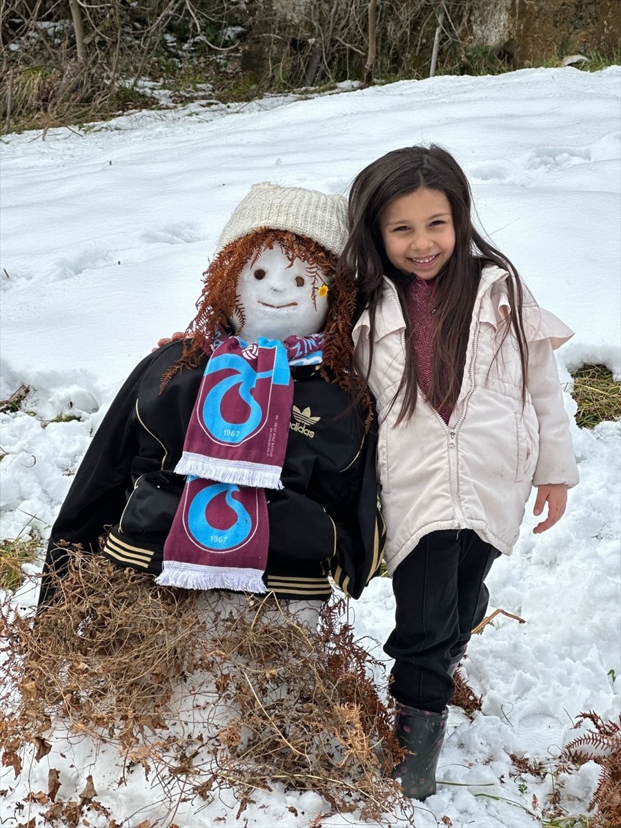 Trabzon'un Yomra ilçesinde "Kardan Adam Yarışması" yapıldı. Yomra Belediyesince düzenlenen...