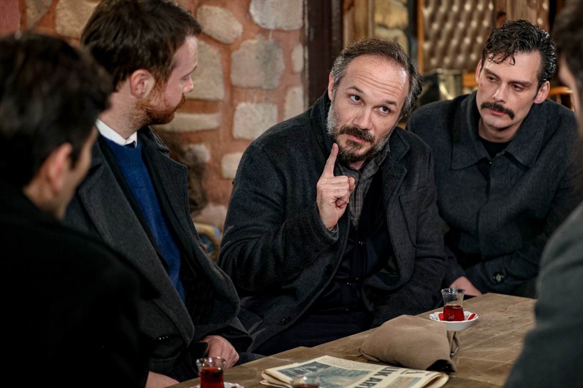 TRT 1'in Bozdağ Film imzalı yeni dizisi "Bir Zamanlar İstanbul"da Bosna Savaşı'nda şehit olan...