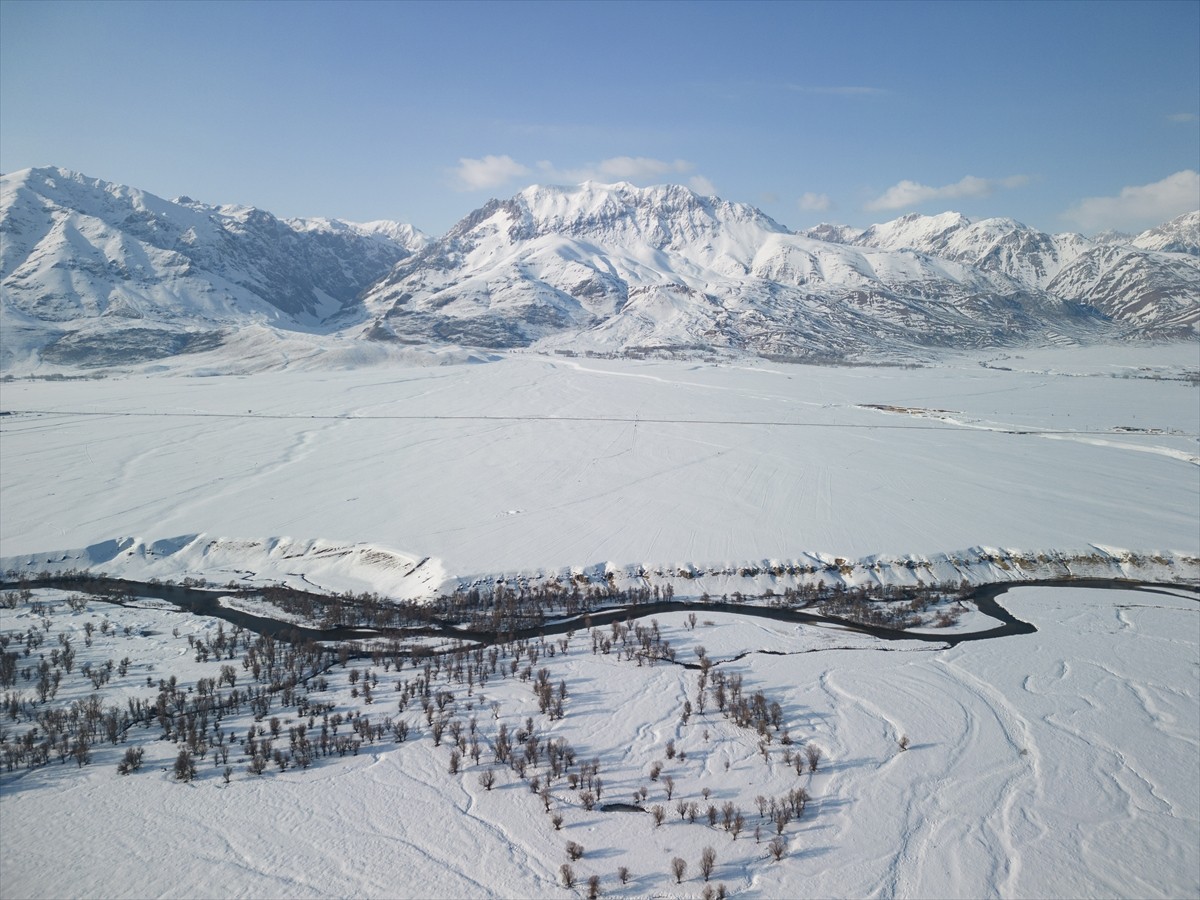 Tunceli'nin Ovacık ilçesindeki Munzur Vadisi Milli Parkı ve çevresi, kar yağışının ardından beyaza...