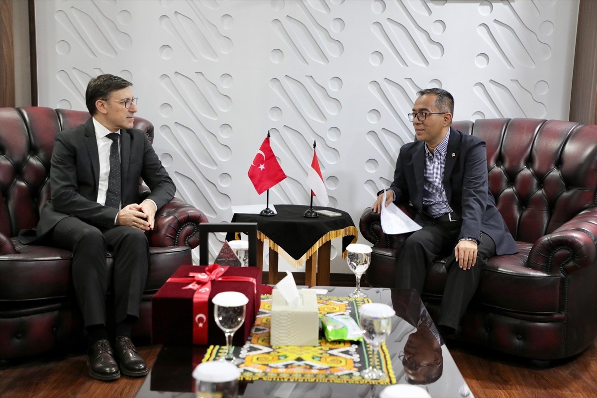 Türkiye'nin Cakarta Büyükelçisi Prof. Dr. Talip Küçükcan (solda), Endonezya Yükseköğretim, Bilim...