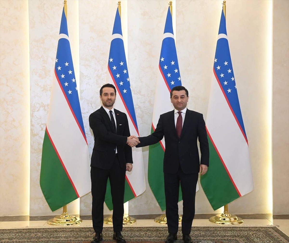 Türkiye'nin yeni atanan Taşkent Büyükelçisi Ufuk Ulutaş (sol), güven mektubunun bir örneğini...