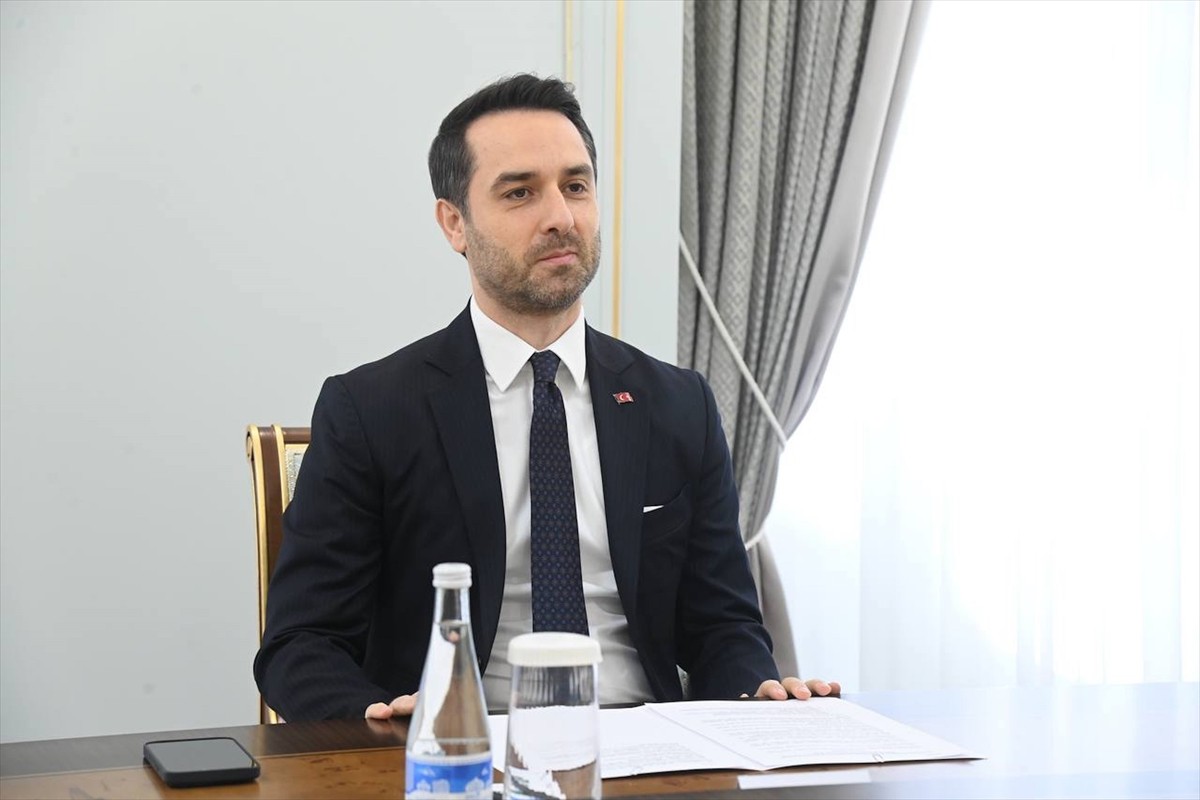 Türkiye'nin yeni atanan Taşkent Büyükelçisi Ufuk Ulutaş (sol), güven mektubunun bir örneğini...