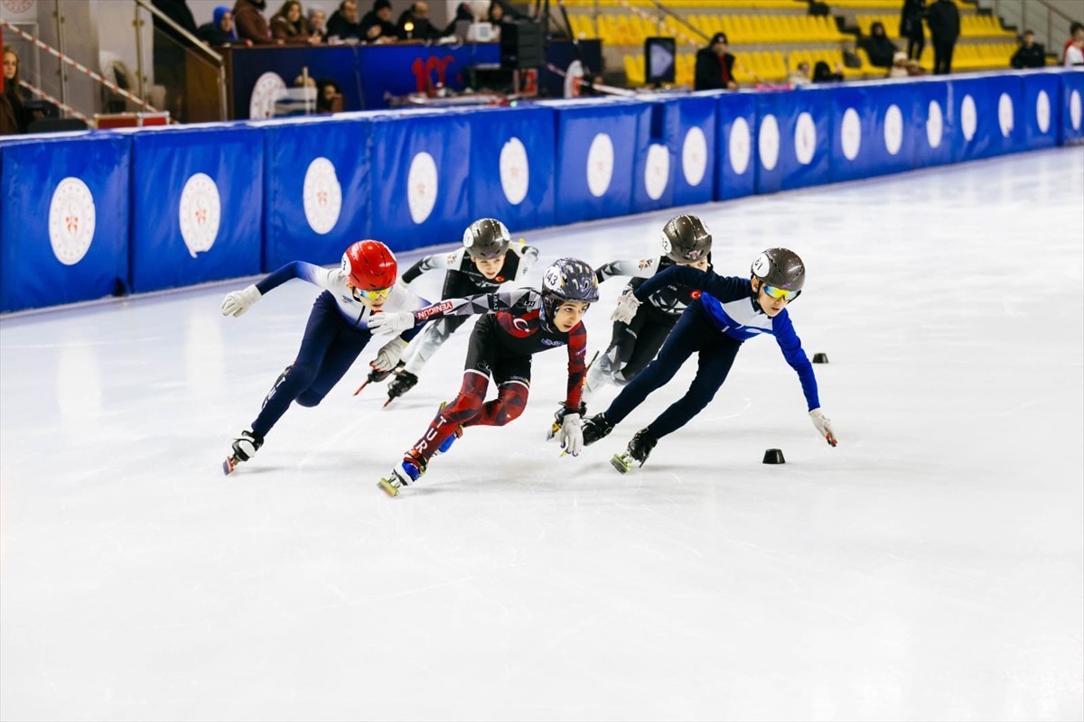 Türkiye Buz Pateni Federasyonunca (TBPF), Kocaeli'de Gençlik ve Spor İl Müdürlüğü İzmit Olimpik...