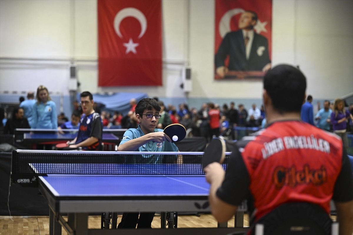 Türkiye Para Masa Tenisi Şampiyonası Ankara'da Altındağ Spor Salonu'nda başladı.