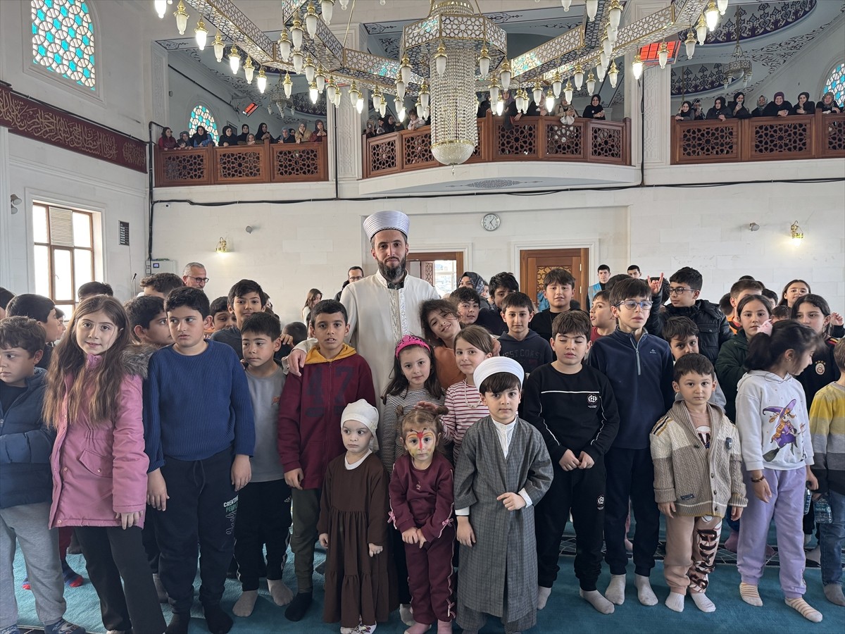 Üsküdar'daki Yavuztürk Fatih Camisi'nde çocuklar için "ramazan şenliği" düzenlendi. Camideki...