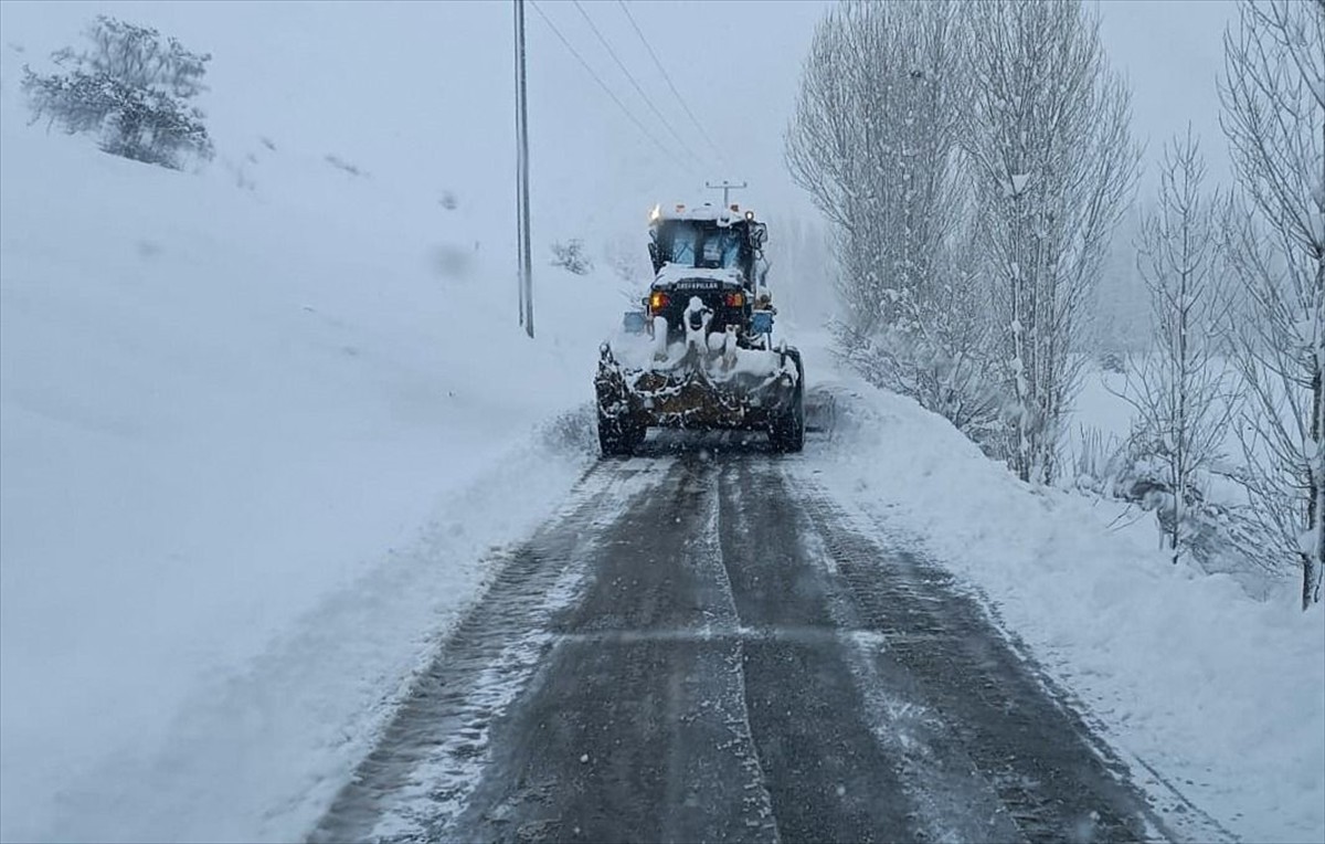 Van'da kar ve tipi nedeniyle kent genelinde 263 mahalle ile 297 mezraya ulaşım sağlanamıyor....