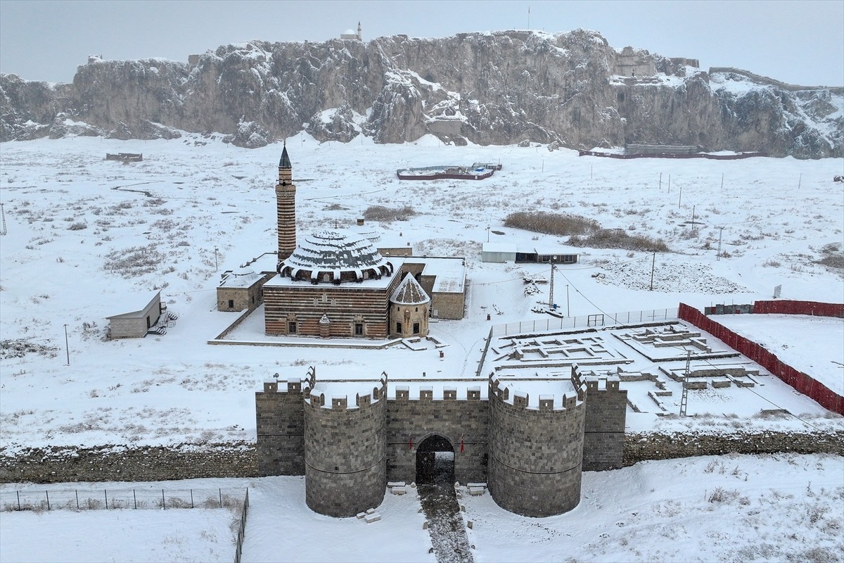 Van'da kar yağışının ardından tarihi yapılar beyaza büründü. Kentte etkili olan yağışın ardından...