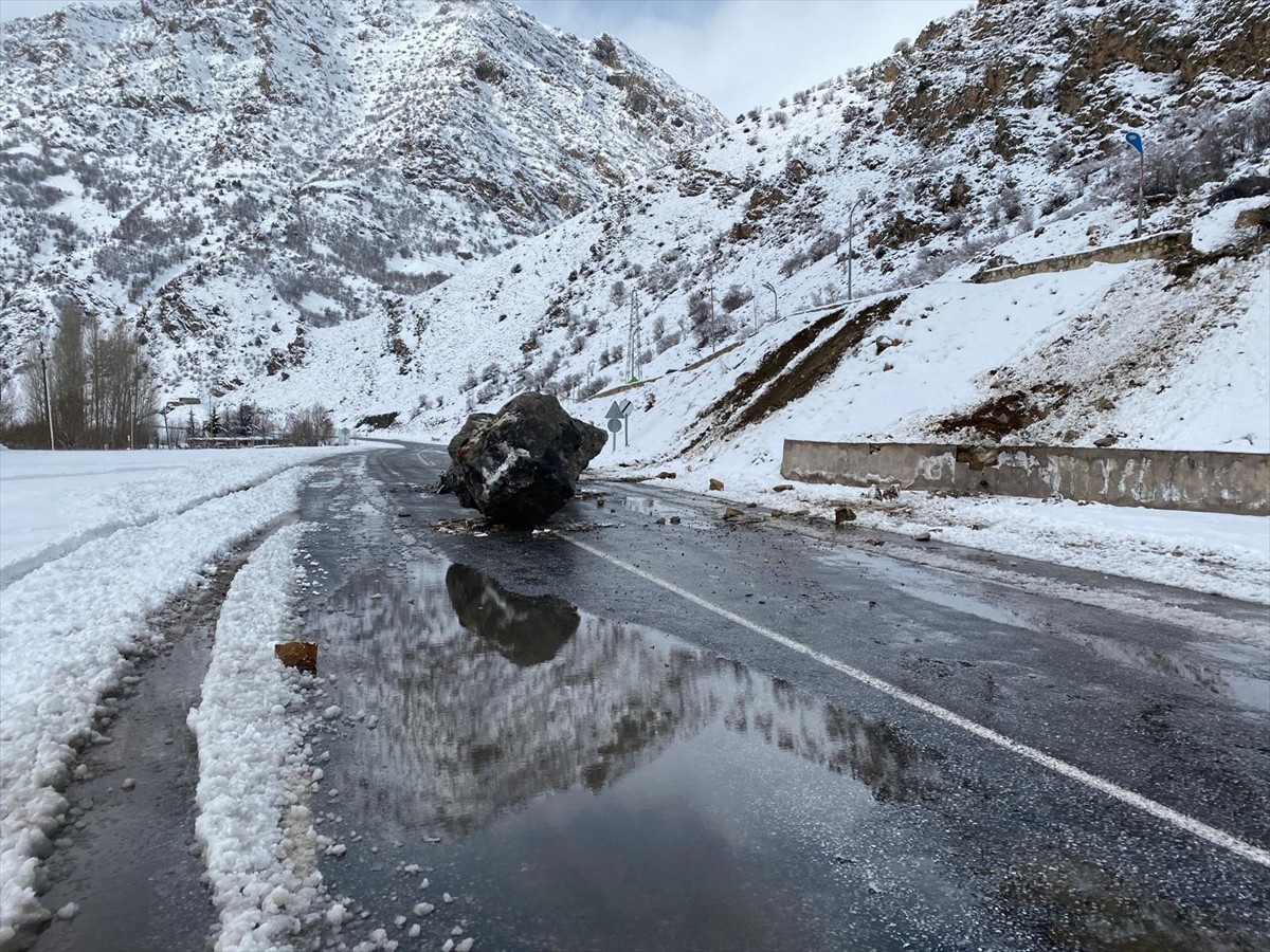  Van'ın Çatak ilçesinde, yağışın ardından kara yoluna düşerek ulaşımı aksatan kaya parçaları...