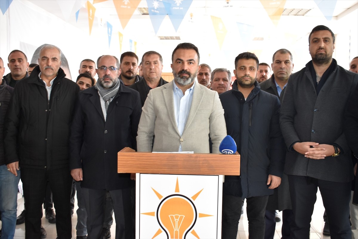 Van, Hakkari, Bitlis ve Muş'ta AK Parti teşkilatları, Türkiye tarihine "postmodern darbe" olarak...