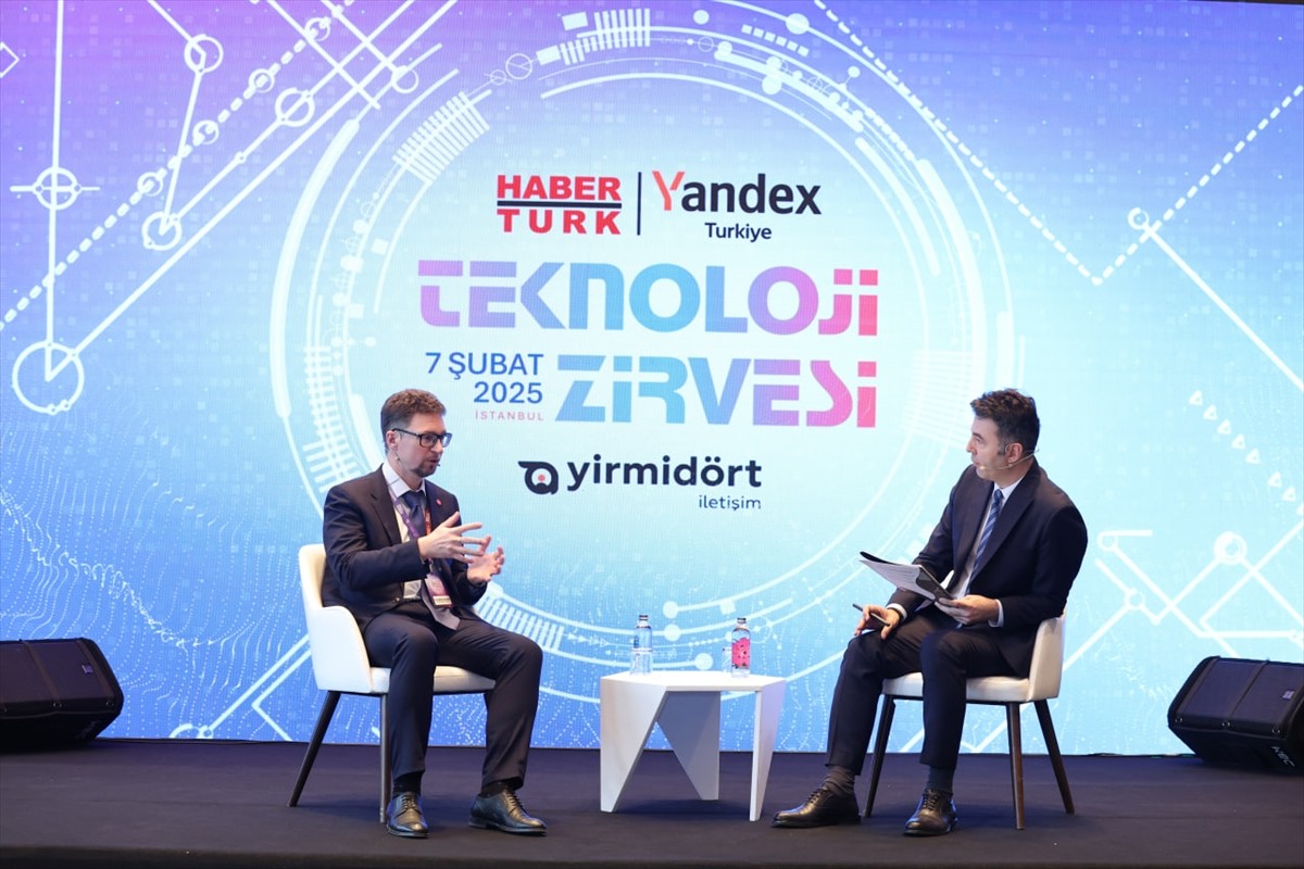 Yandex Search Türkiye Genel Müdürü Alexander Popovskiy (solda), Yandex Türkiye'nin İstanbul'da...