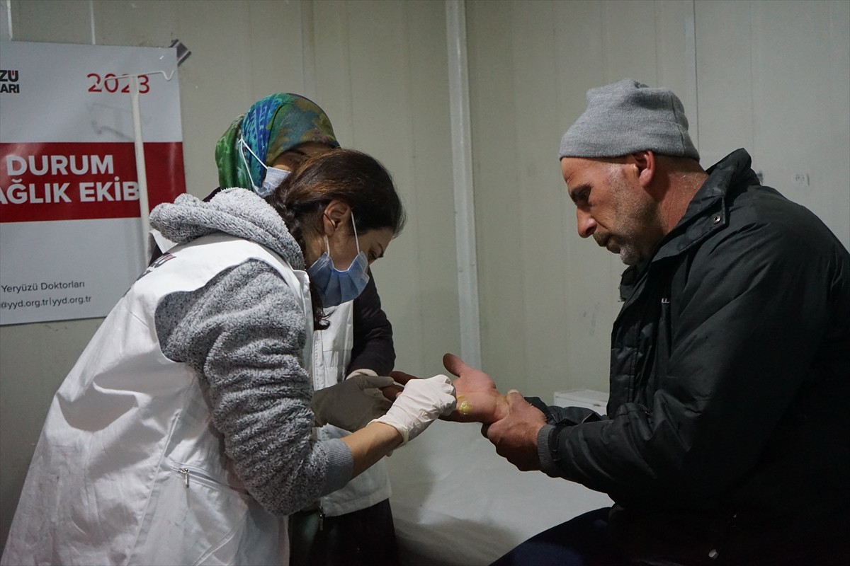 Yeryüzü Doktorları Derneği'nden yapılan açıklamaya göre, depremin olduğu ilk saatlerde acil yardım...