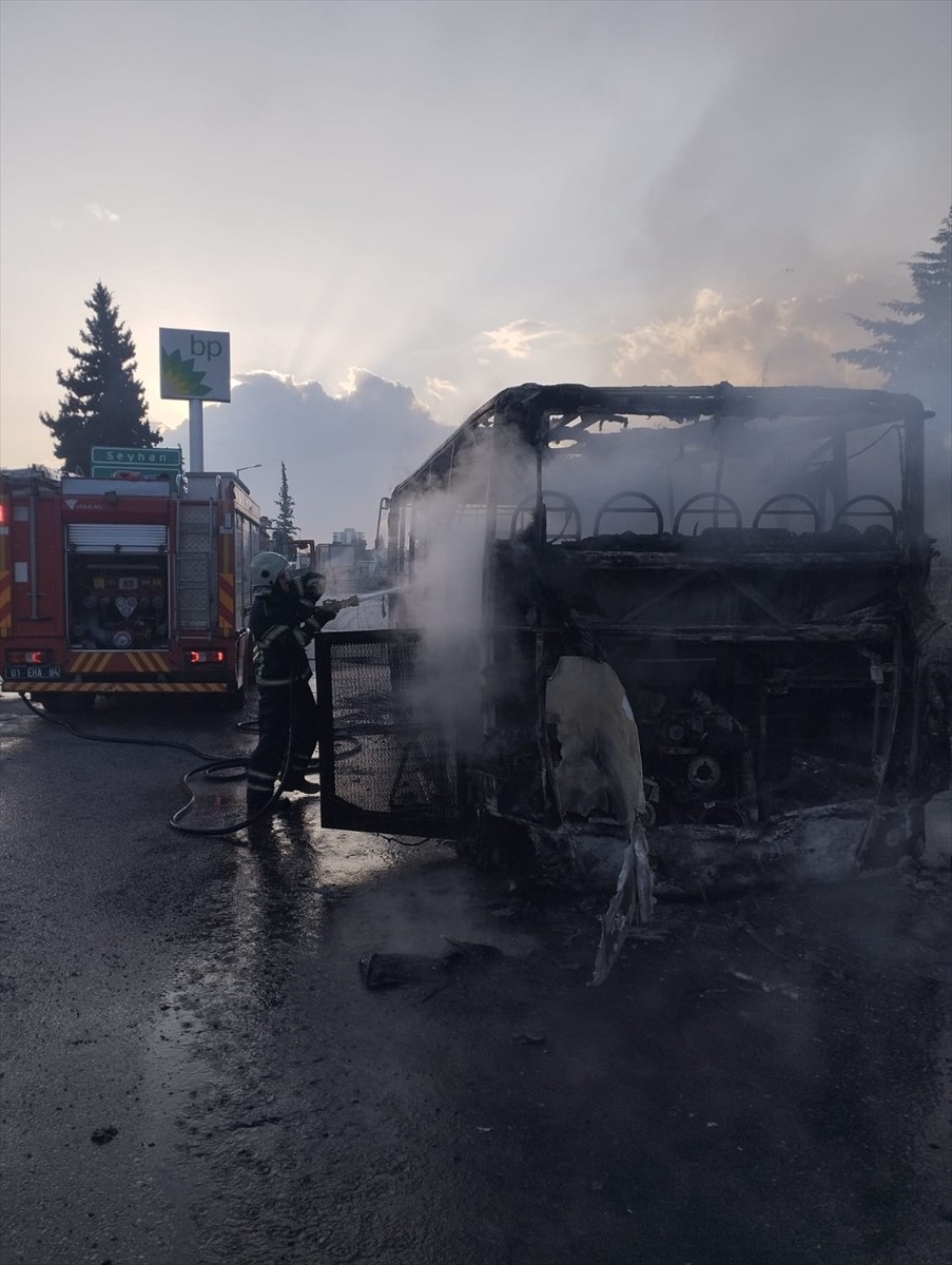 Adana'nın merkez Sarıçam ilçesinde, seyir halindeki özel halk otobüsünde çıkan yangın, itfaiye...