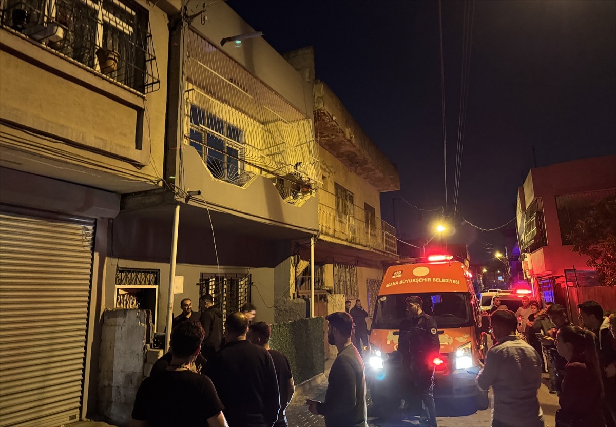 Adana'nın merkez Yüreğir ilçesinde bir evde çıkan yangında 2 çocuk hayatını kaybetti. Olay yerine...