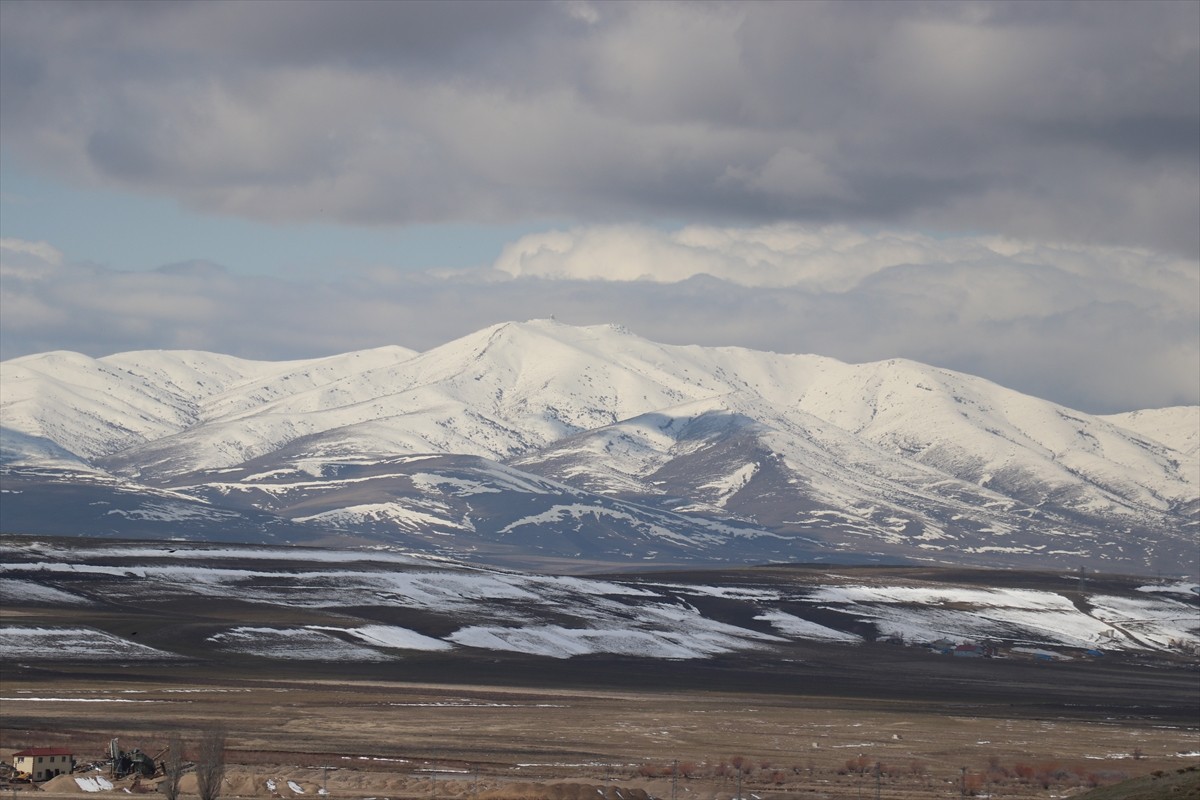 Ağrı'da kar yağışı ve soğuk hava etkili oldu. Yüksek rakımlı bölgelerde etkili olan kar yağışı...