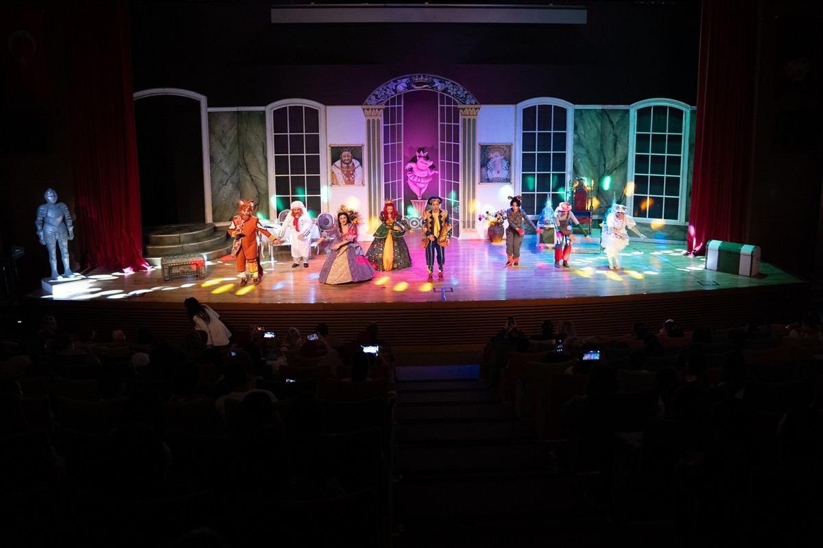 Ankara Devlet Opera ve Balesinin (DOB) çocuk operası "Cingöz'ün Oyunu", lösemi tedavisi gören...