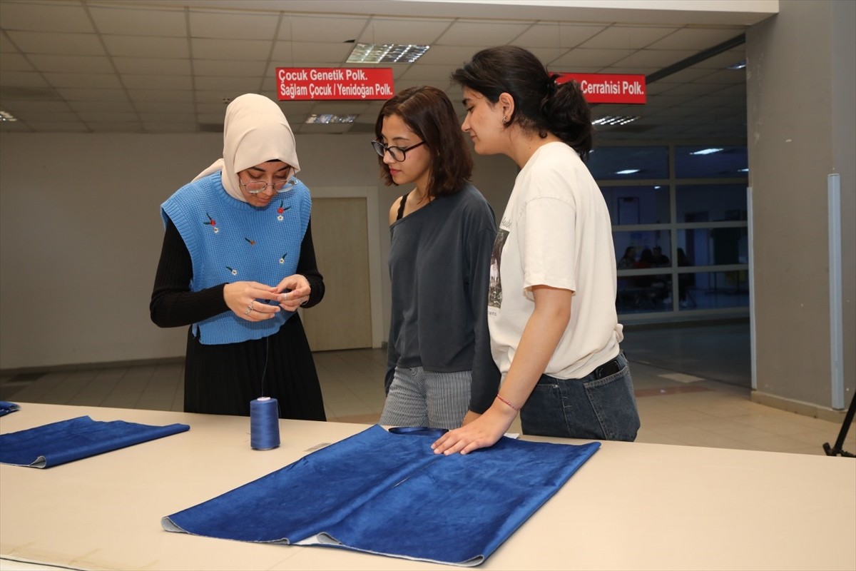 Antalya'da, Akdeniz Üniversitesi Tıp Fakültesi öğrencileri, kolon kanserine konusunda farkındalık...