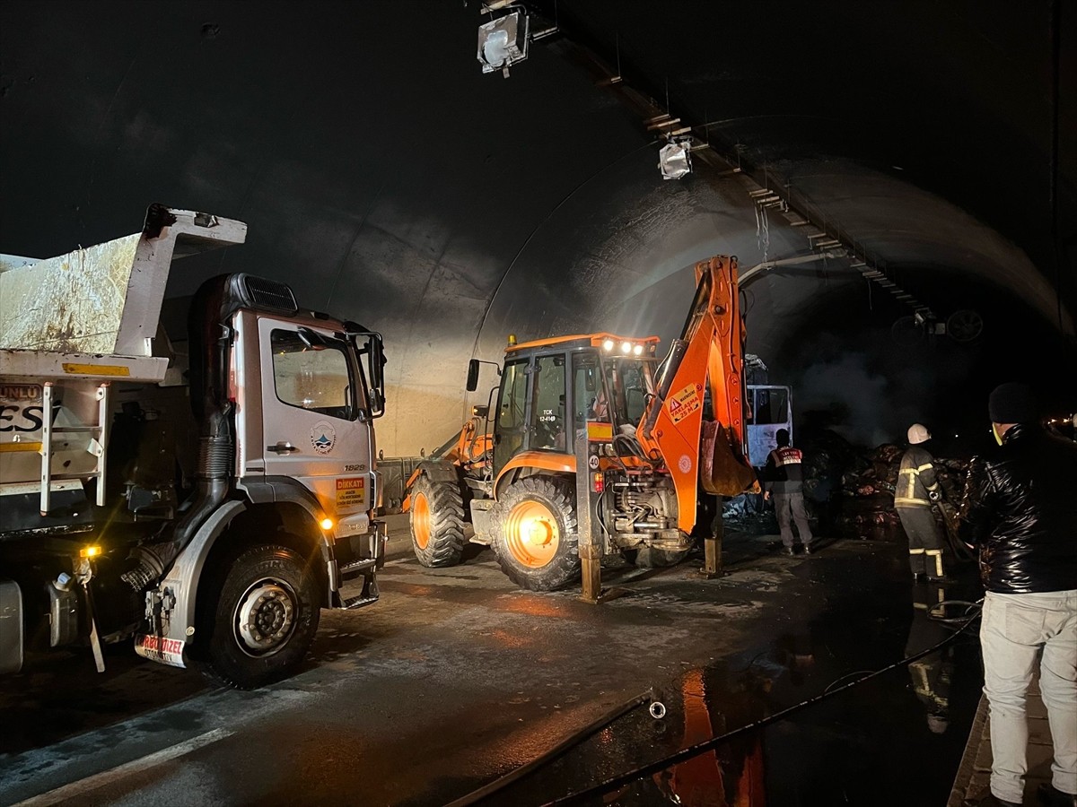 Artvin'in Arhavi ilçesinde tünelde meydana gelen tır yangınında dumandan etkilenen 5 kişi tedavi...