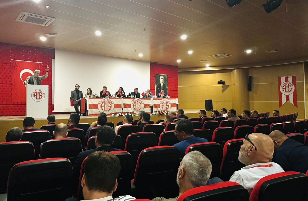 Atilla Vehbi Konuk Tesisleri'nde düzenlenen Antalyaspor AŞ'nin olağan mali genel kurulunda...
