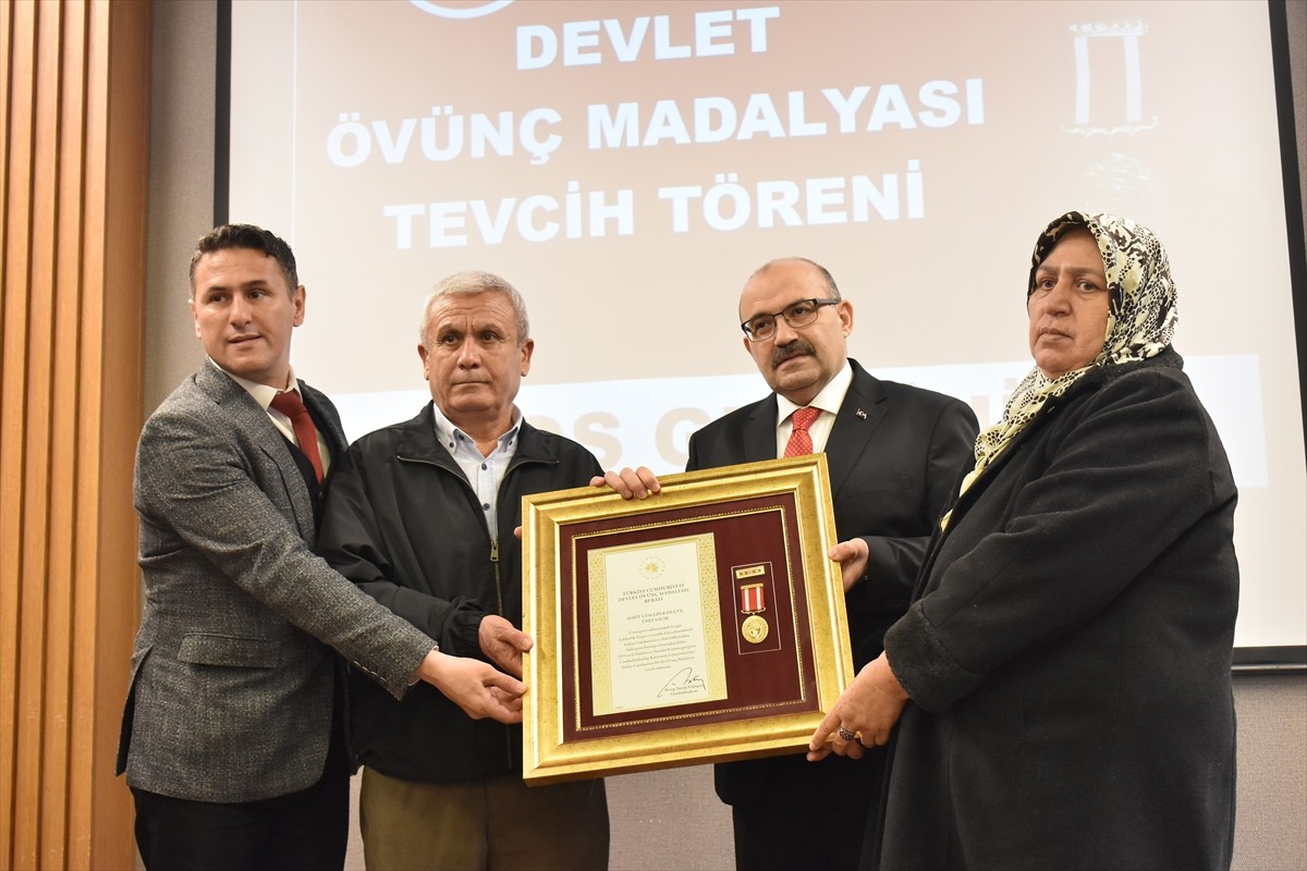 Balıkesir'de 4 şehit ailesi ile 4 gaziye devlet övünç madalyası ve beratı verildi. Valilik...