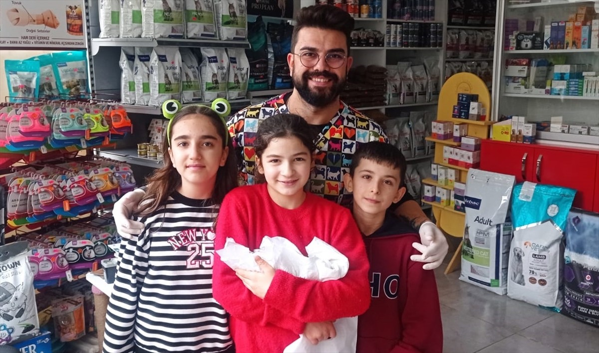 Balıkesir'in Gömeç ilçesinde çocuklar soğuktan donmak üzere buldukları köpek yavrusunu kalp...