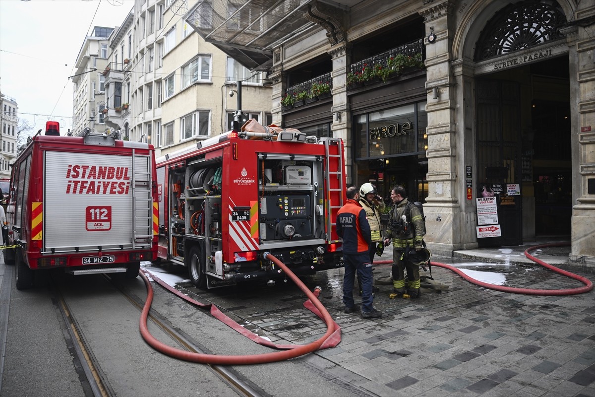 Beyoğlu'nda, 5 katlı tarihi Suriye Pasajı'nda çıkan yangın itfaiye ekiplerinin müdahalesiyle...