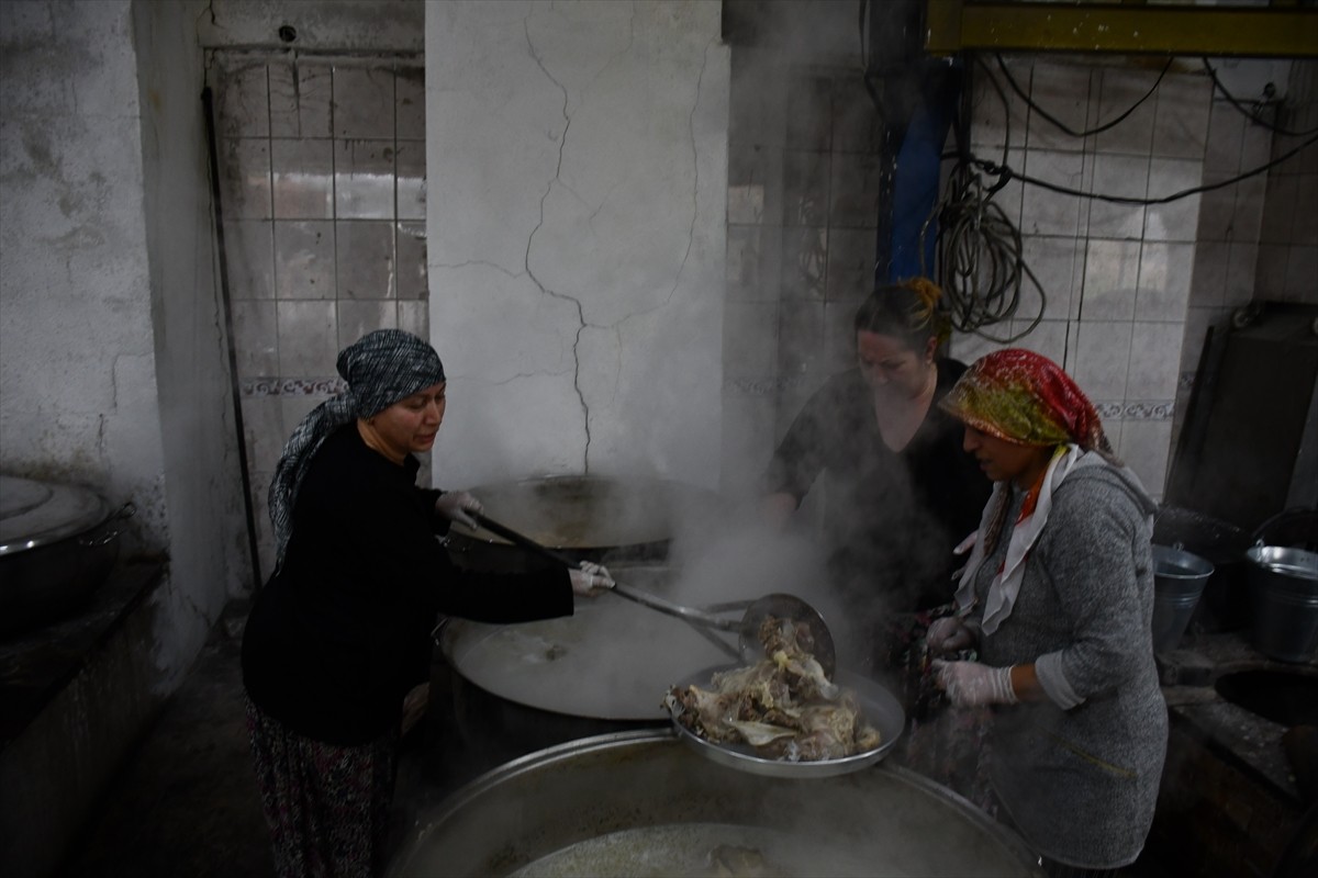 Bilecik'in Söğüt ilçesindeki Osmanlının ilk kadısı Dursun Fakıh'ın türbesinde, Kadir Gecesi'nde...