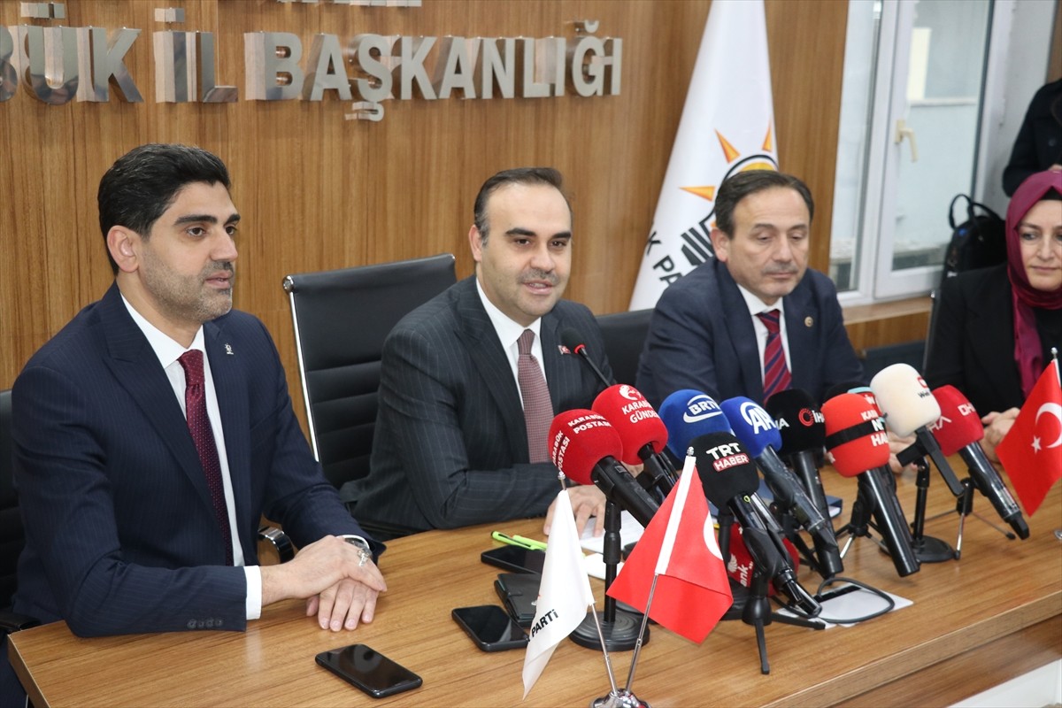 Bir dizi program için kente gelen Sanayi ve Teknoloji Bakanı Mehmet Fatih Kacır (solda), Karabük...