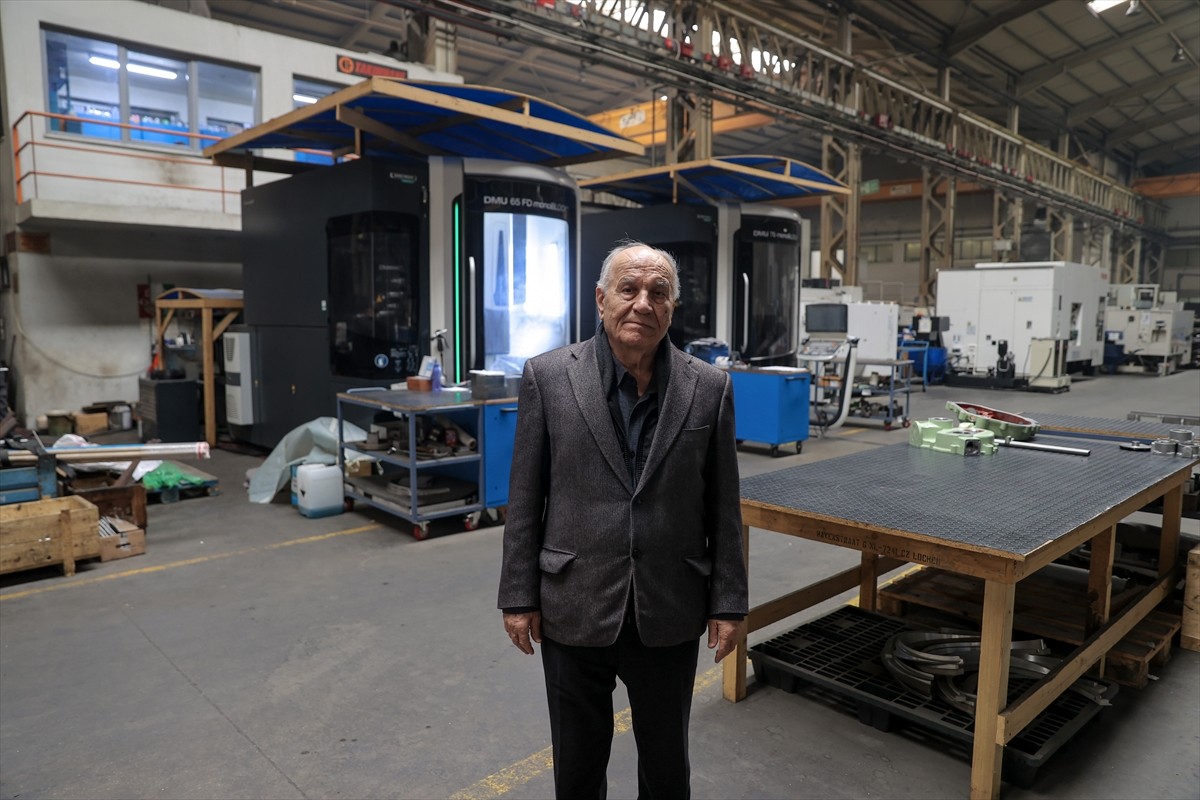 Bursa'da küçük bir sermayeyle, marangozluk makineleri üretimiyle sanayiye giren iş insanı Erol...