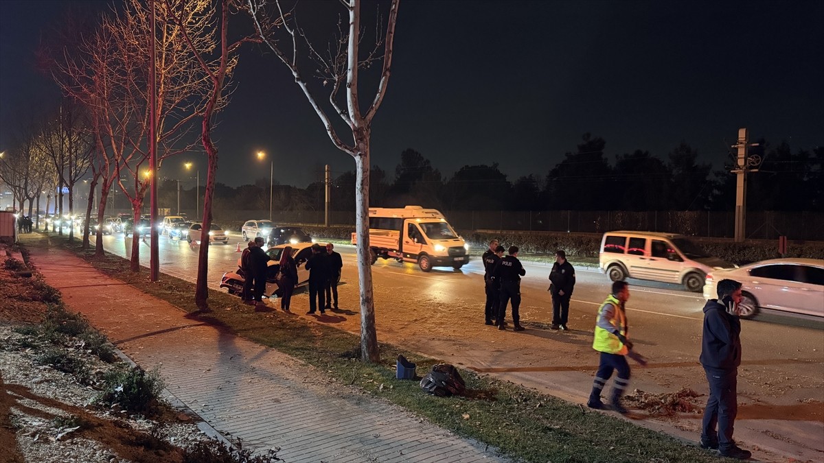 Bursa'nın Osmangazi ilçesinde, 3 aracın karıştığı zincirleme trafik kazasında 5 kişi...