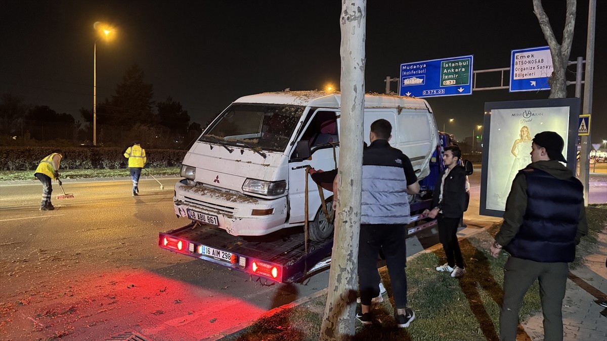 Bursa'nın Osmangazi ilçesinde, 3 aracın karıştığı zincirleme trafik kazasında 5 kişi...