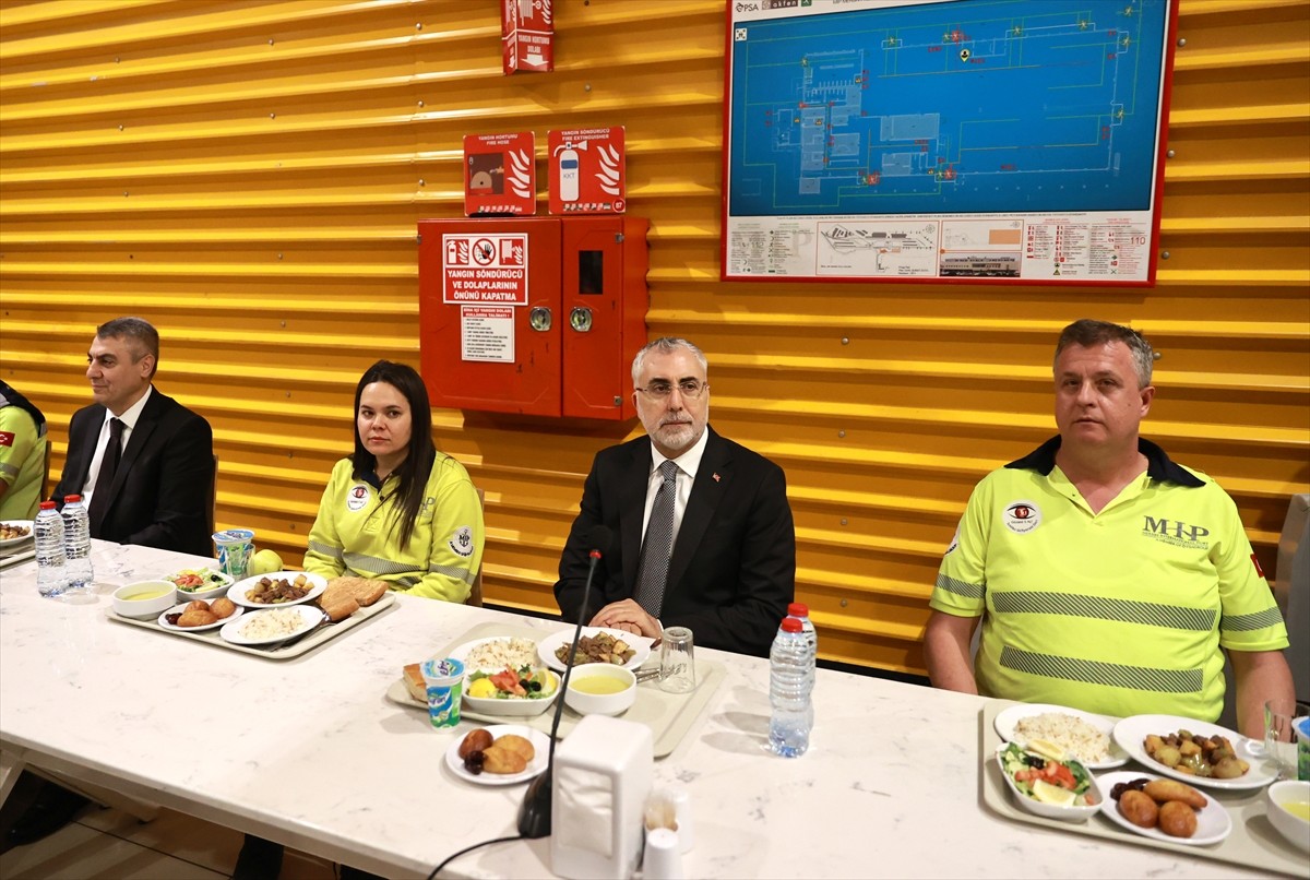 Çalışma ve Sosyal Güvenlik Bakanı Işıkhan (sağ 2), Mersin Uluslararası Limanı'nda düzenlenen iftar...