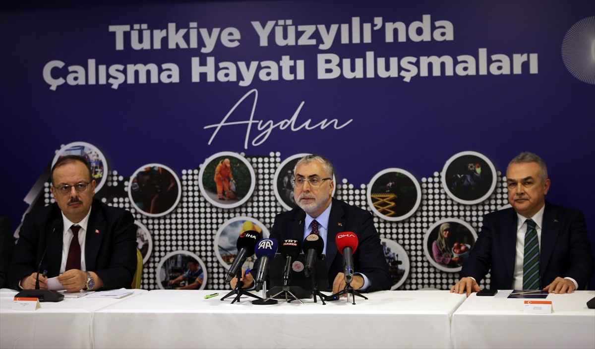 Çalışma ve Sosyal Güvenlik Bakanı Vedat Işıkhan, Aydın'da bir otelde düzenlenen "Türkiye...