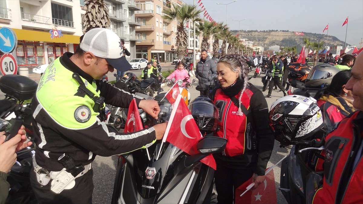 Çanakkale'de, Gelibolu Yarımadası'nda motosiklet tutkunları tarafından Çanakkale şehitlerine saygı...