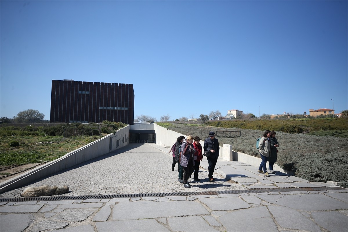 Çanakkale'deki Troya Müzesi'nde 21 Mart Dünya Şiir Günü dolayısıyla düzenlenen etkinlikte...