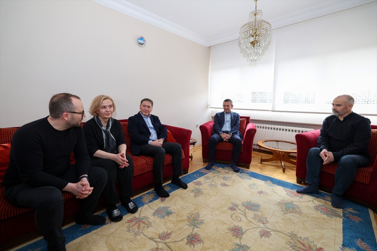 CHP Genel Başkanı Özgür Özel, annesi Hediye Kozok'u kaybeden gazeteci Fırat Kozok ile oğlu Kuzey...