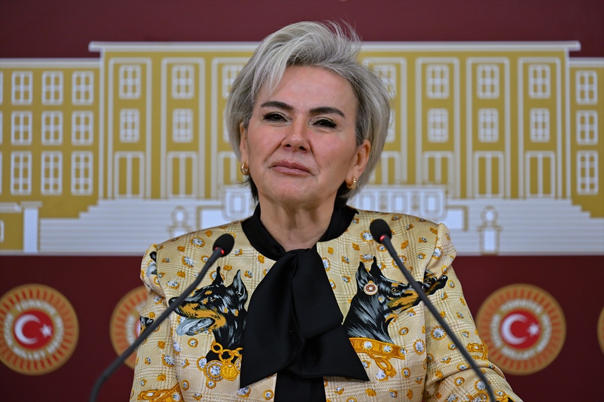 CHP İstanbul Milletvekili Nimet Özdemir, TBMM'de basın toplantısı düzenledi.