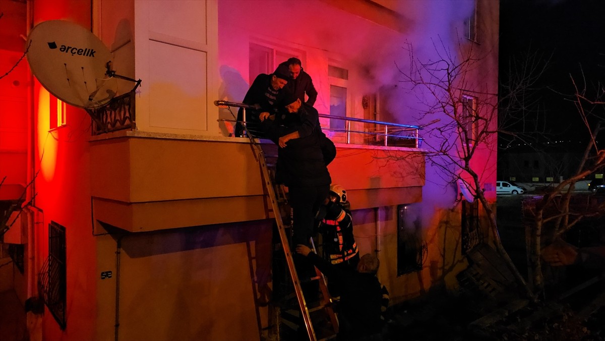 Çorum'da bir apartmanın bodrum katında çıkan yangında dumandan etkilenen 10 kişi hastanede tedavi...