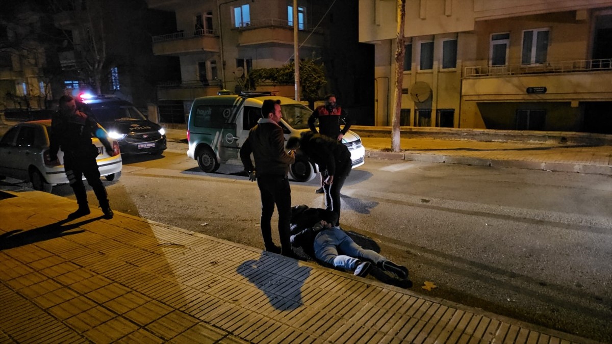 Çorum'da polisin "dur" ihtarına uymayarak kaçan 2 kişi kovalamaca sonucu yakalanarak gözaltına...