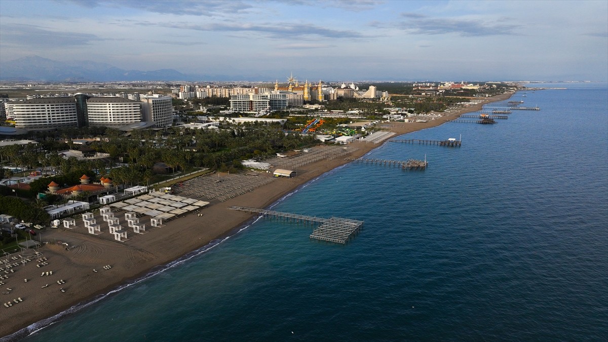 Denizi, kumu, güneşi, lüks tesisleri, önemli antik kentleri ve doğal güzellikleriyle öne çıkan ve...