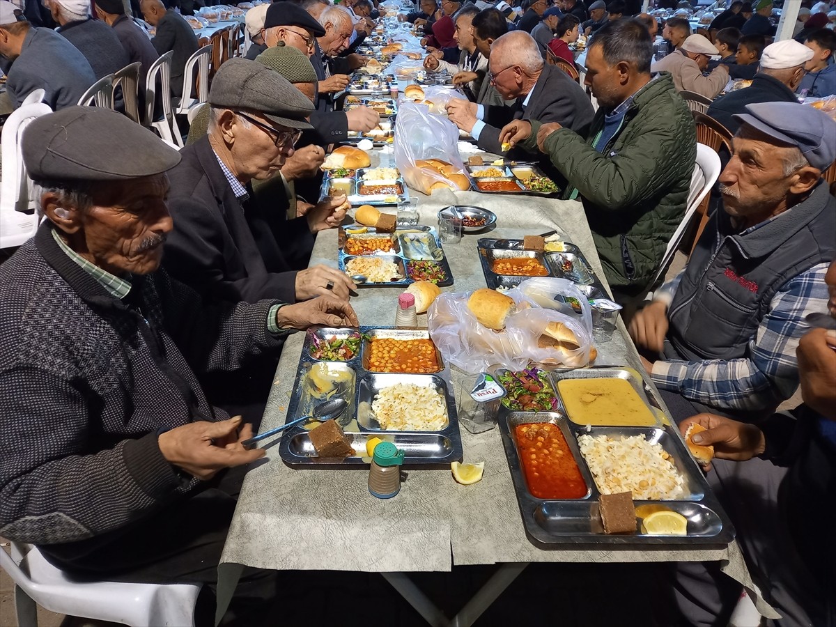 Denizli'nin Kale ilçesine bağlı Gölbaşı Mahallesi'nde imece usulü yemek hazırlayan vatandaşlar...