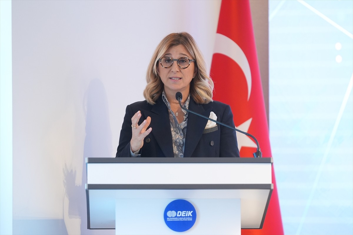 Dış Ekonomik İlişkiler Kurulu (DEİK) Başkanı Nail Olpak, DEİK Genel Merkezi'nde DEİK Kadın...